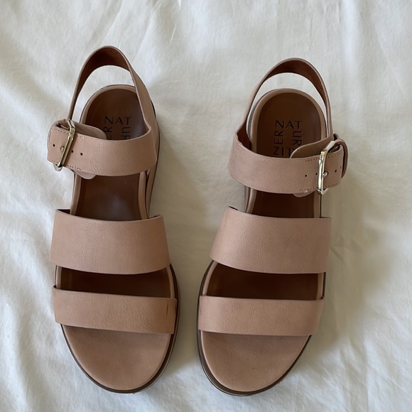 NATURALIZER super comfortable sandals. Size 7. Lightly worn. - Picture 2 of 6